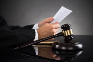 Criminal defense lawyer guiding client on courtroom etiquette